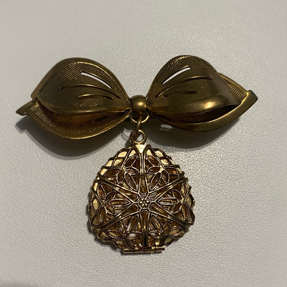 Vintage Gold Bow Brooch with Intricate Pendant